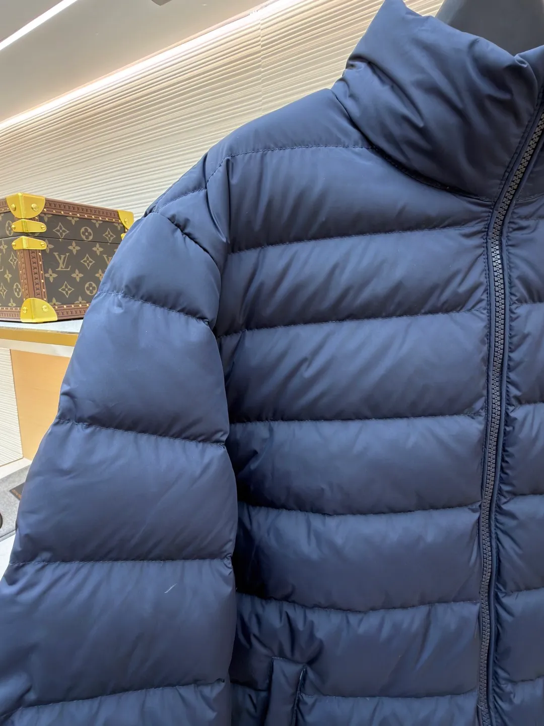 Ralph Lauren Ralph Lauren embroidered rib down jacket ●Original version: purchased and developed at 3340 ●Item number: 1682293-D15 ●Fabric: white duck down fabric ●Technology: mechanical down filling ●Color: navy blue ●Version: fitted version ●Weight: about 595 grams ●Size: S-M-L-XL ●Description: Nylon fabric has good windproof and waterproof properties, and can effectively block the intrusion of wind and rain from the outside Keeps the inside dry and suitable for wearing in humid or rainy conditions. The red label on the chest is made with an imported MECLO embroidery machine. The original pattern is scanned first, and then high-quality silk thread is used to make a pattern. The density effect is adjusted by continuous pattern making. The zipper design is simple and elegant. It is easy to operate; the closing design of the cuffs and hem effectively prevents cold wind from invading, improving the warmth and comfort of wearing. It uses 90 white duck down with a weight of 260g to ensure excellent thermal insulation performance. After the velvet has been strictly screened and processed, it is not easy to drill into the velvet, ensuring durability. The overall wiring is straight and delicate, the fabric is comfortable and soft, and the color is consistent without color difference. It can be matched with the same style to create a fashionable look and control various occasions. Customized accessories, complete with three standards, same style for men and women!